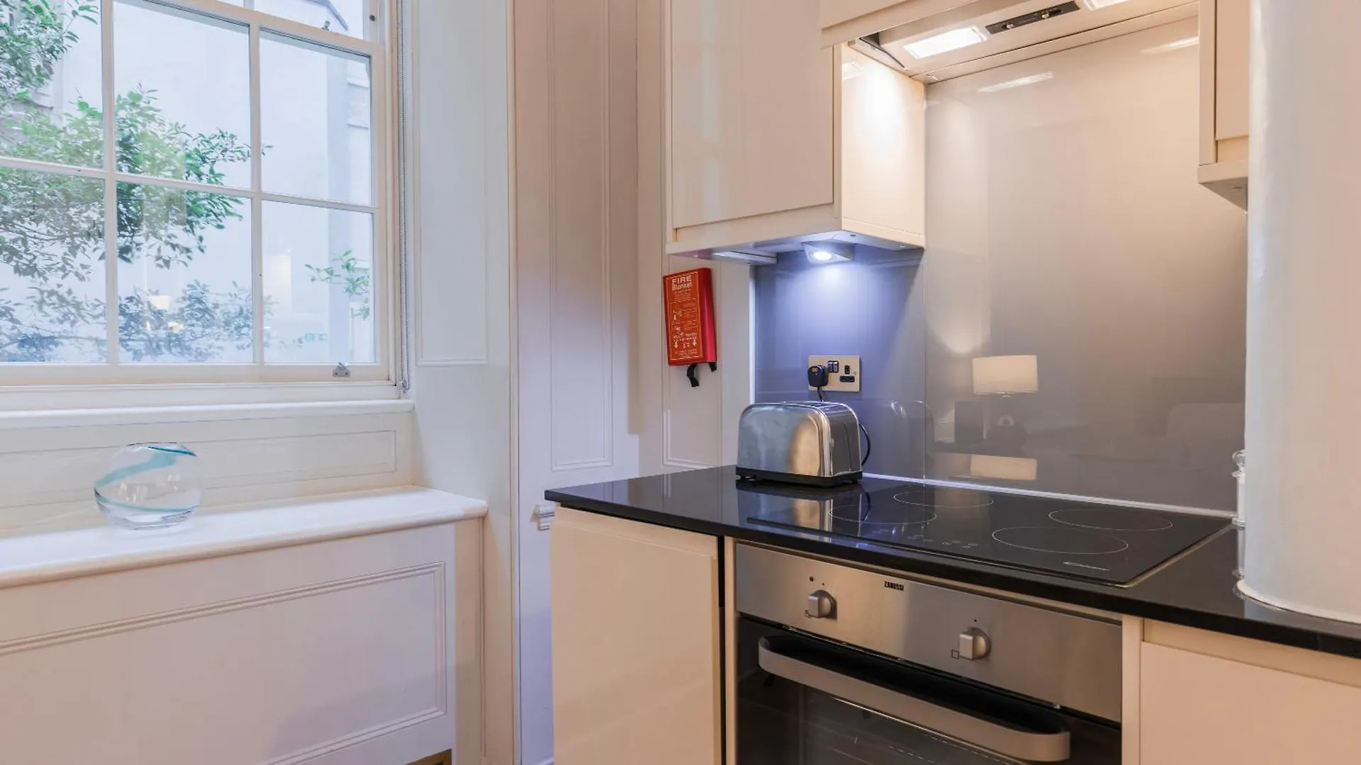 Bank Serviced Apartments By Lovelystay Londra Aparthotel