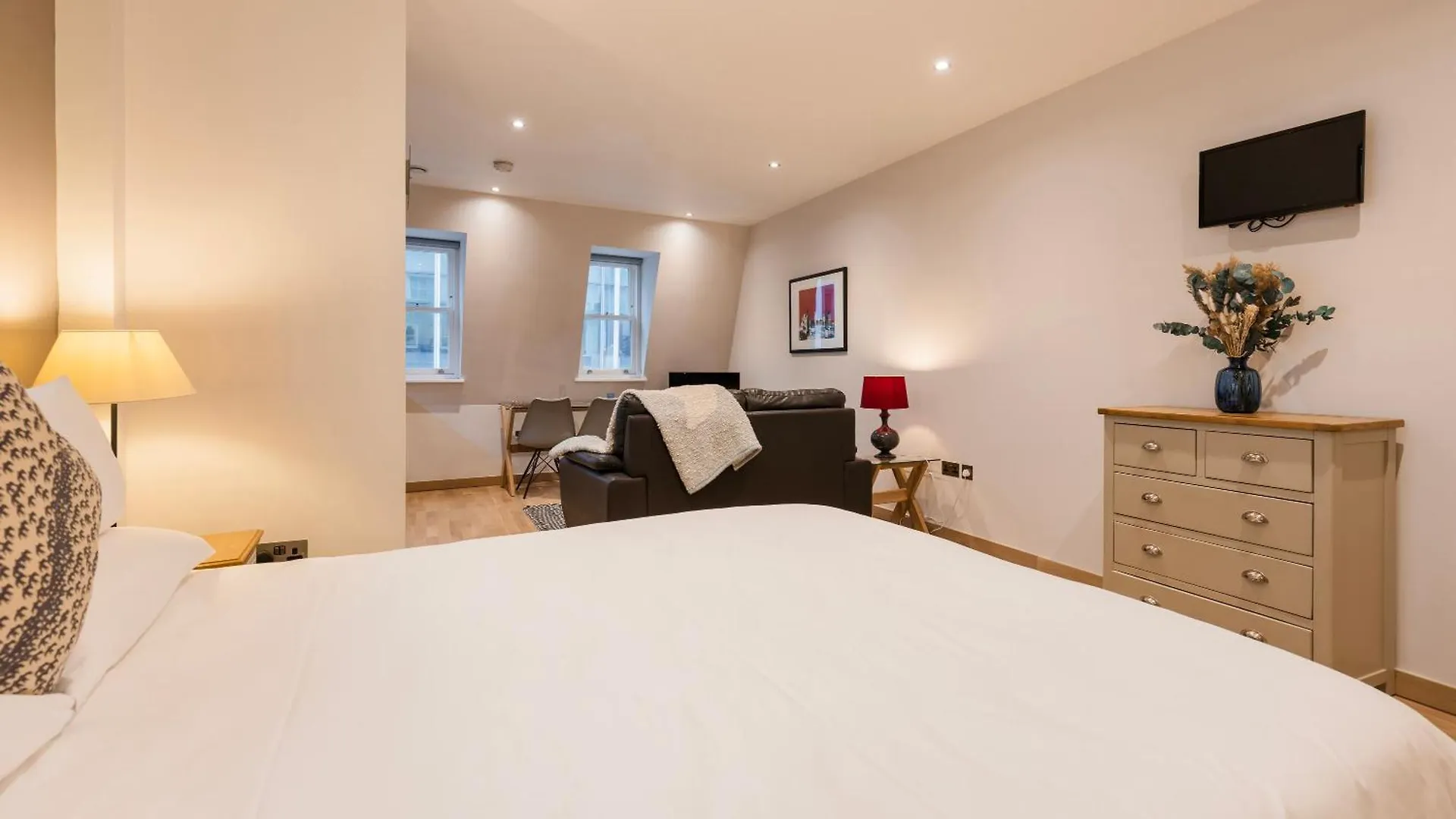Bank Serviced Apartments By Lovelystay London