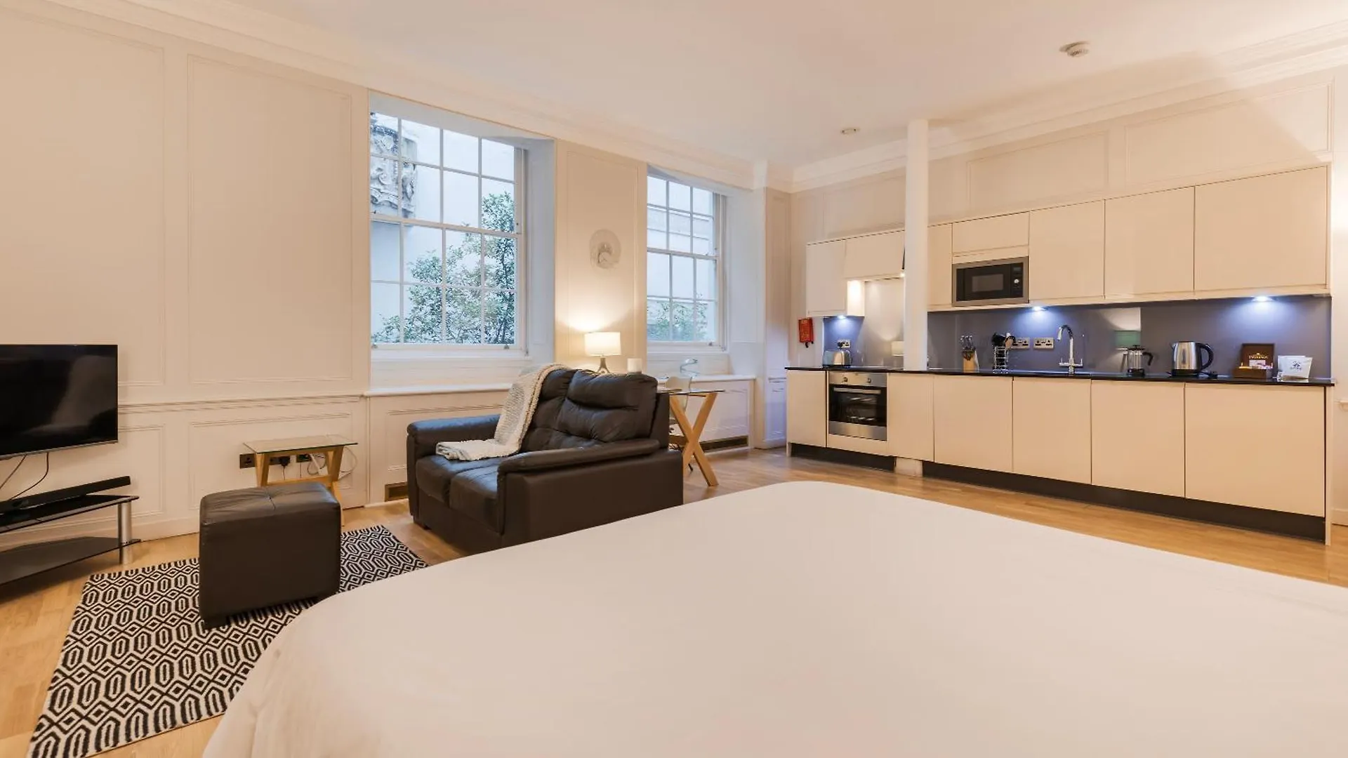 Bank Serviced Apartments By Lovelystay London